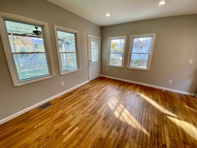 Building Photo - 40 Larchmont Rd