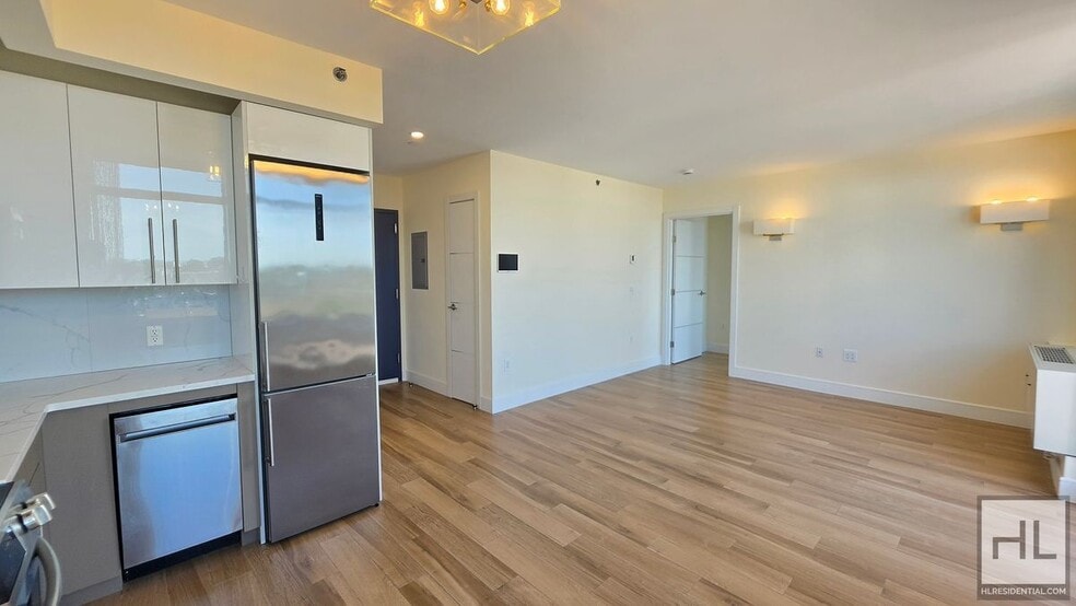 Building Photo - Top-Floor 1-Bedroom with Private Balcony & Manhattan Skyline Views!