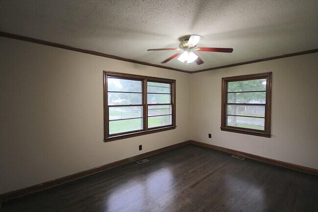 Building Photo - 2 bed home in East Ridge $250 off first mo...