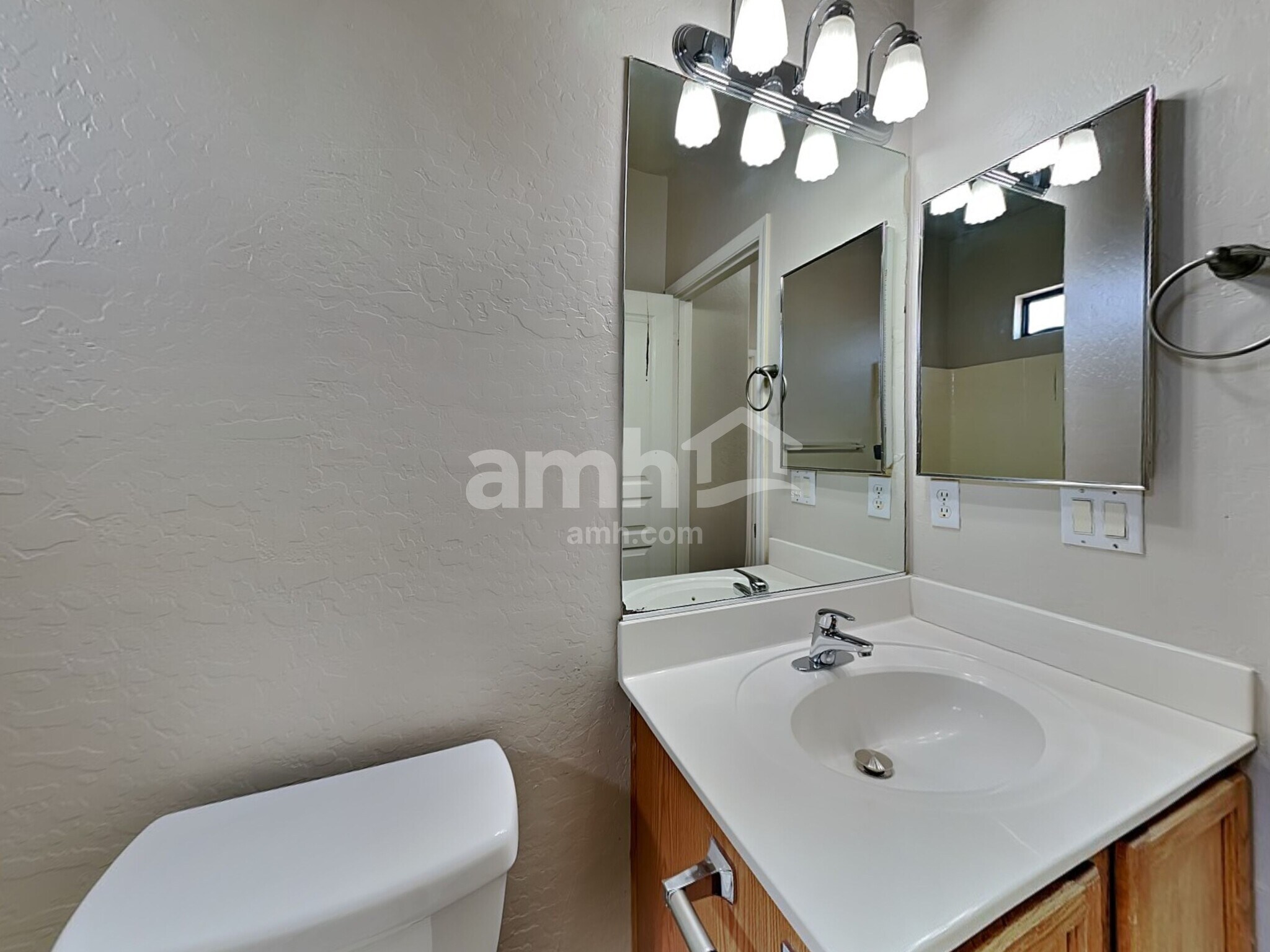 Building Photo - 6506 S 10th Dr