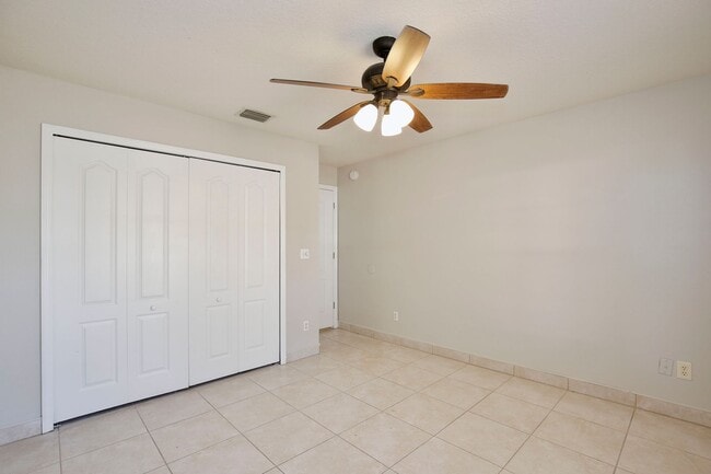 Building Photo - Spacious 3/2 with 2-Car Garage Home in Louisa Pointe Community - Clermont!
