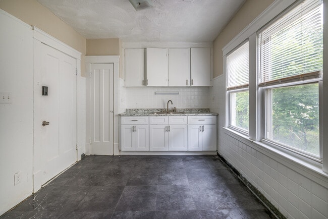 Building Photo - 12401 Parkhill Ave