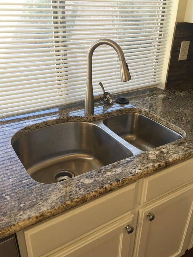 Building Photo - 3-bedroom remodeled in East Mesa