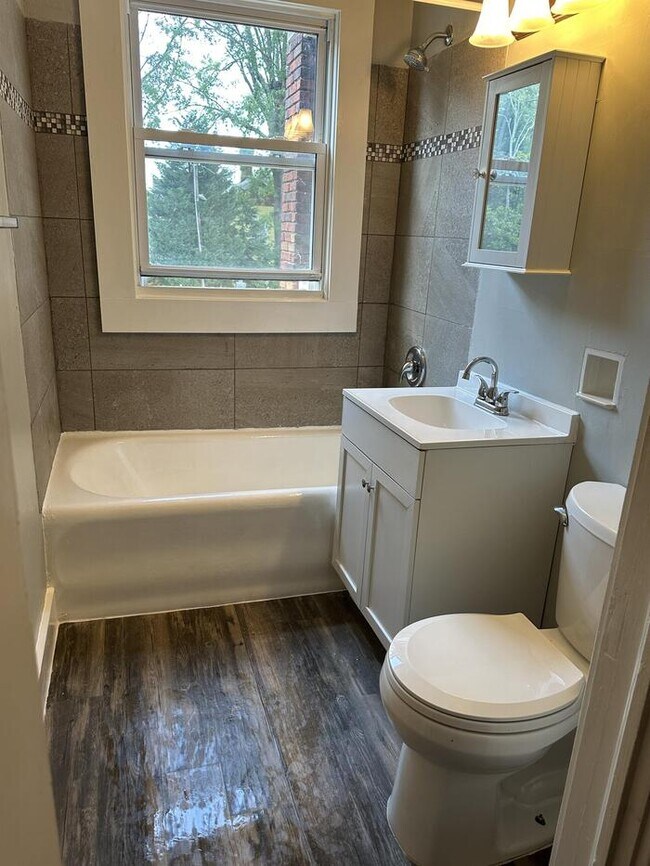 Building Photo - MOVE IN READY! Great Studio Apartment in Downtown Mooresville!