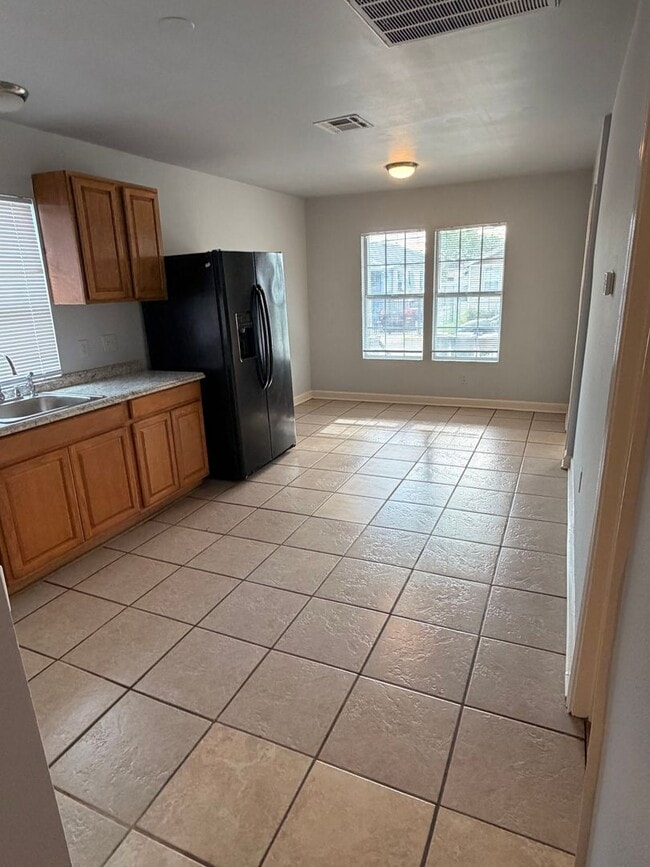 Building Photo - Large 2/3BD AND 2 FULL BATHS