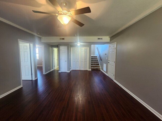 Building Photo - $2500 - 5 Bedrooms 3 Baths + Bonus Room