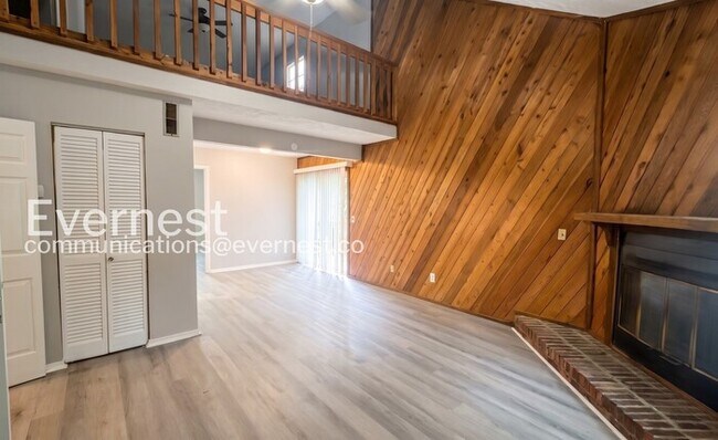 Building Photo - 2 Bed/2 Bath Home with Modern Amenities / Pet-Friendly / Available Now!