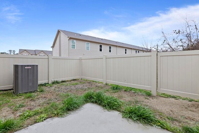 Building Photo - Beautiful Townhome!