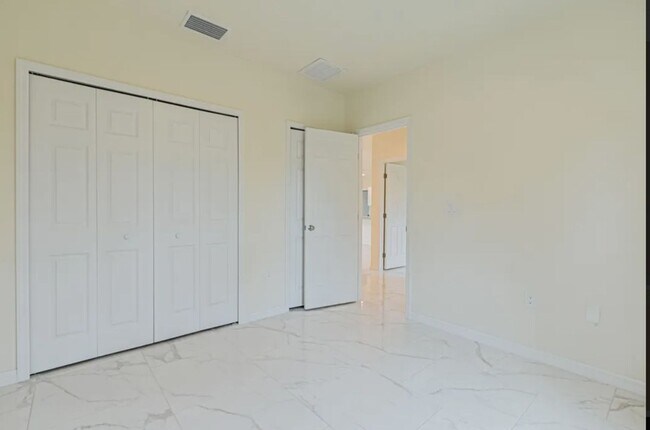 Building Photo - Great Location in Lake Placid-Large Three Bedroom-Two Bath+ a DEN!!