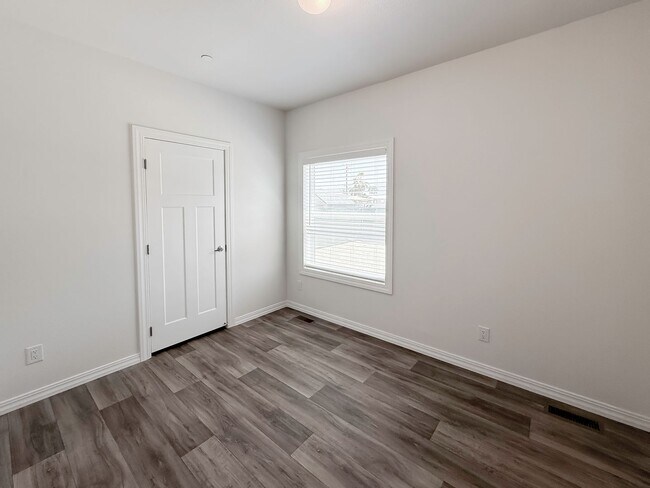 Building Photo - ~ AVAILABLE NOW ~ DUPLEX (RIGHT)