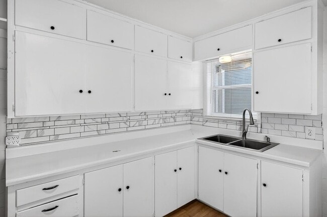 Building Photo - 2011 W 16th St