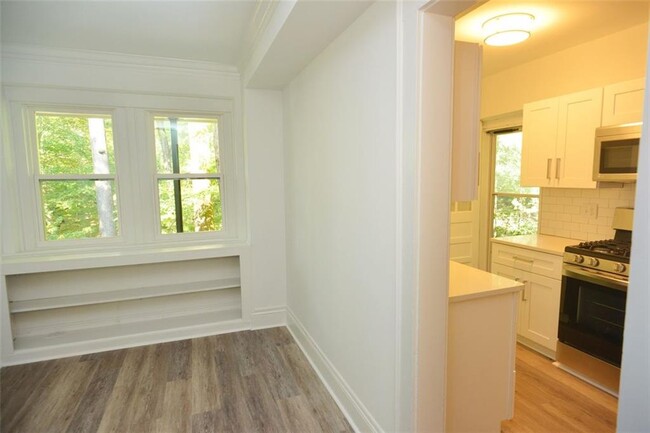 Building Photo - 509 Claire Dr NE