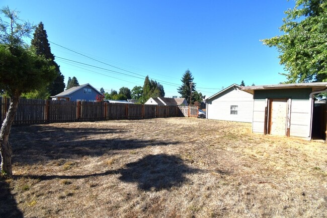 Building Photo - Spacious Corner lot home