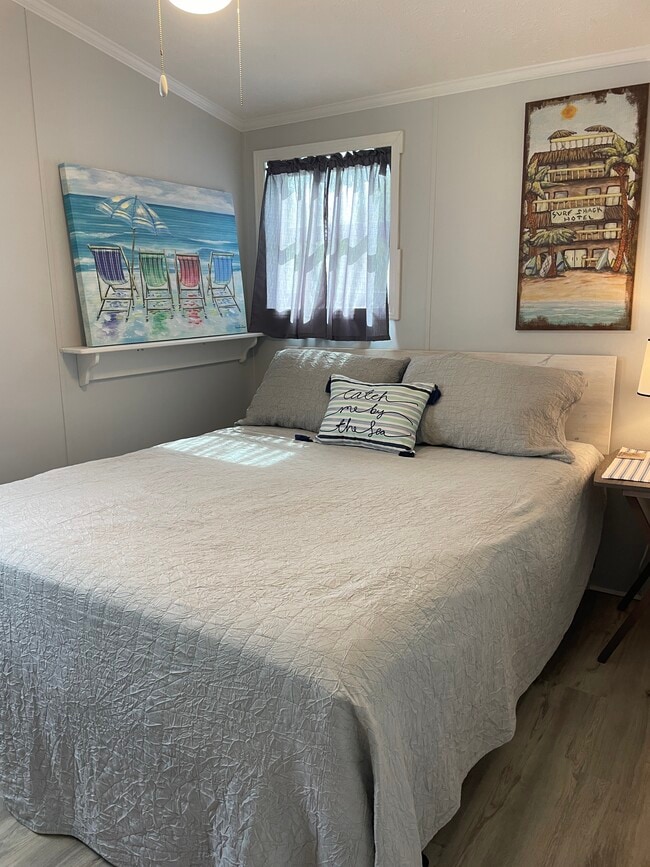 Building Photo - 16300 Pine Ridge Rd