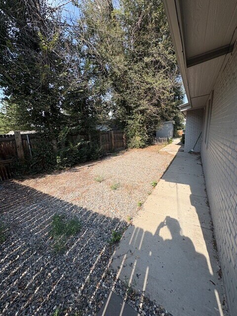 Building Photo - One-Bed Ground Floor Apartment - Edgewater...