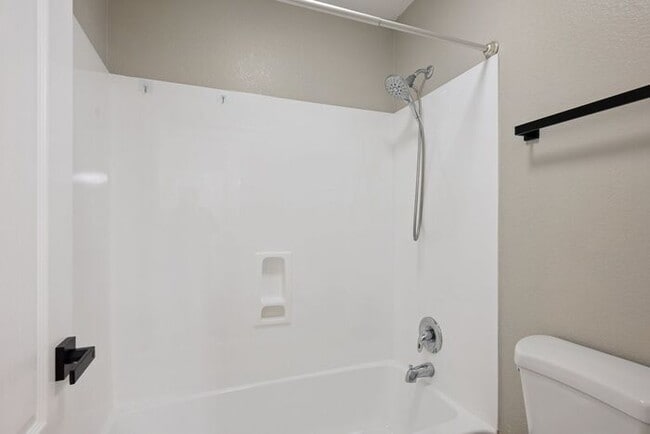 Building Photo - Very nice single level home with 4 bedrooms and 2 baths!