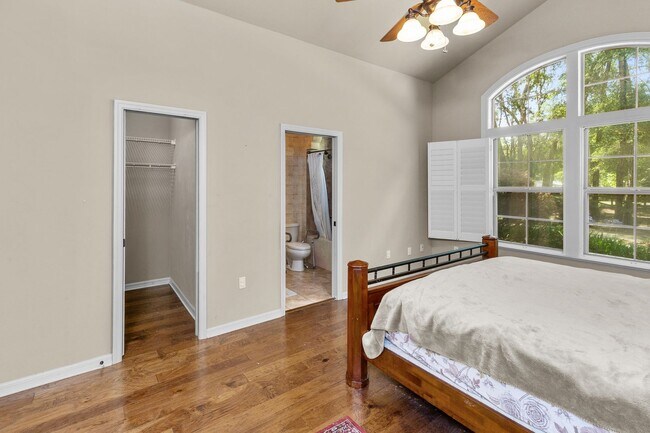 Building Photo - Executive Gainesville Rental: Custom 4 Sui...