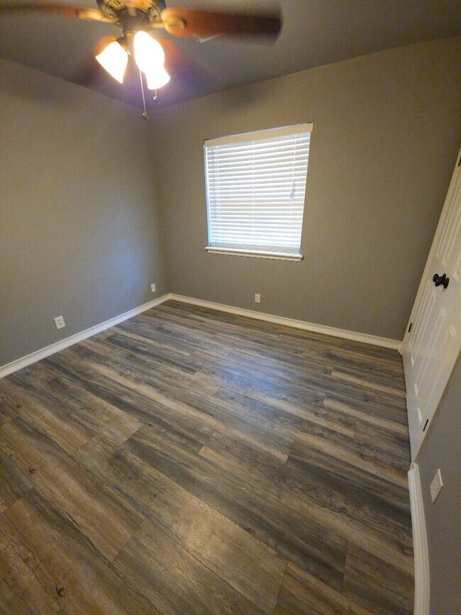 Building Photo - "Charming 3-Bed, 2-Bath Haven in Broken Ar...