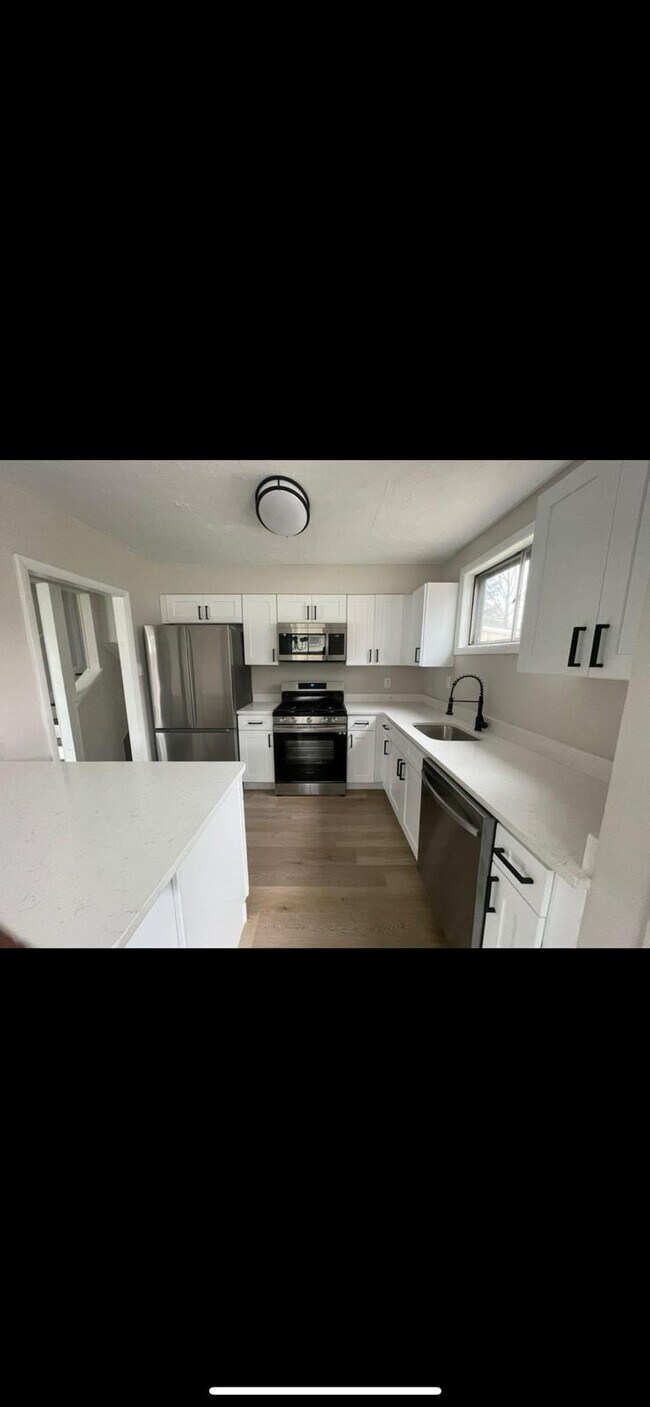 Building Photo - 206 Ava Ave