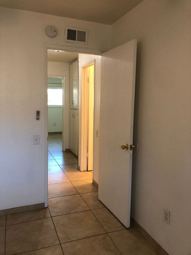 Building Photo - Santa Ana townhome style.  2 bed, 1 1/2 ba...