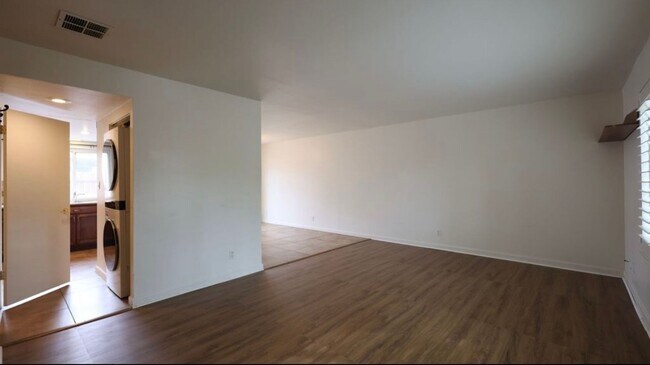 Building Photo - Pet friendly 2 bedroom townhouse
