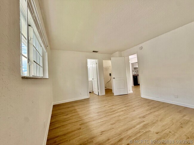 Building Photo - 1671 NE 33rd St