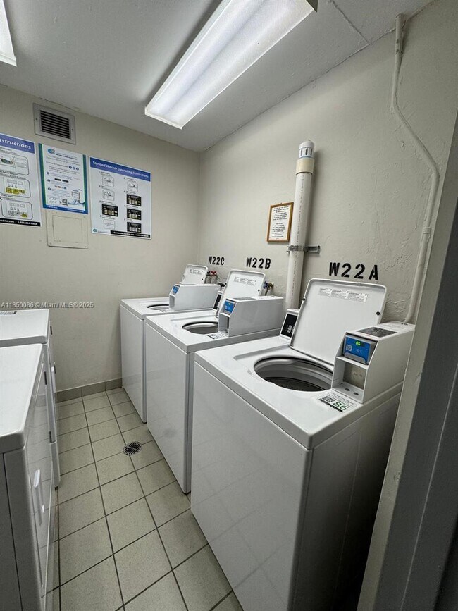 Building Photo - 555 NE 15th St