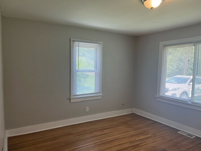 Building Photo - Charming 2 Bedroom Bungalow
