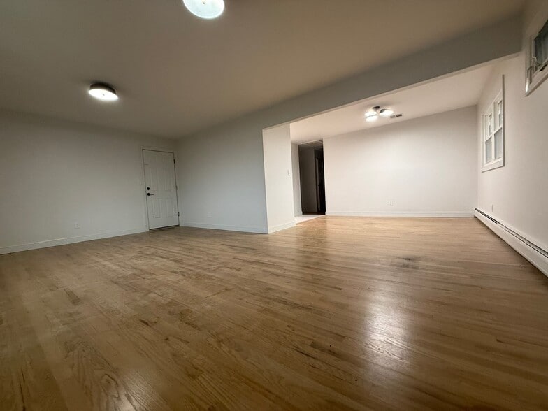Building Photo - 6 Oak Ln