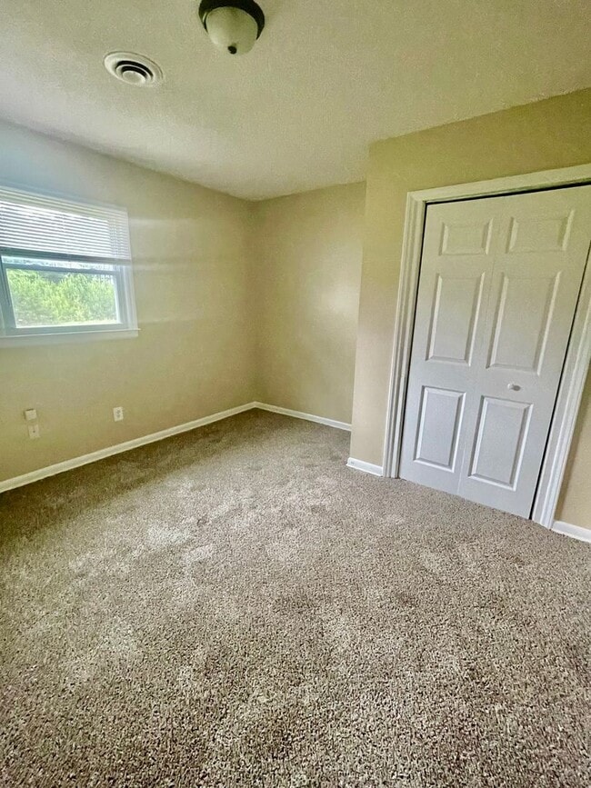 Building Photo - This lovely 2 bedroom 1 bath duplex is located in Stanley off Sifford Rd.