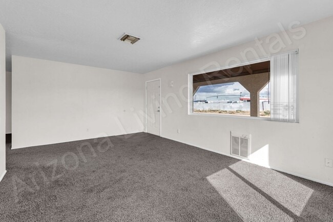 Building Photo - PET FRIENDLY CENTRALLY LOCATED ON ONE ACRE