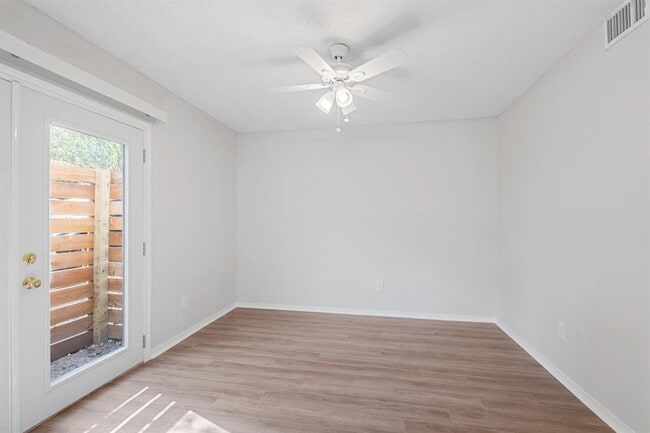 Building Photo - 6205 Shadow Valley Dr