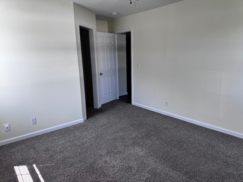 Building Photo - 815 Greenwood Dr