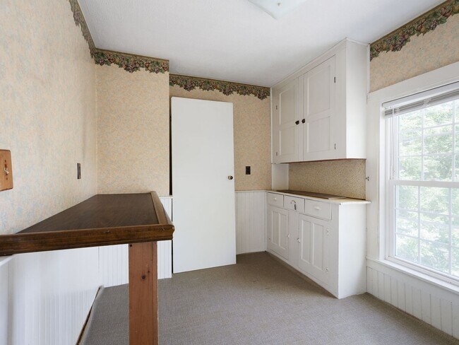 Building Photo - Charming and spacious 4-bedroom, 2 full bath home located in the City of Watertown.