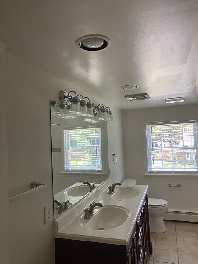Full second floor bathroom - 3281 Randy Rd