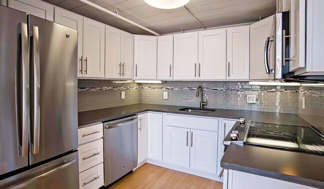 Renovated kitchens with luxury finishes are available for upgrade. Ask the leasing team for more details! - Riverloft