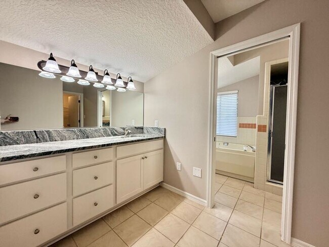 Building Photo - Large and Stunning 2700sqft Newly Renovated 3BR 3BTH!