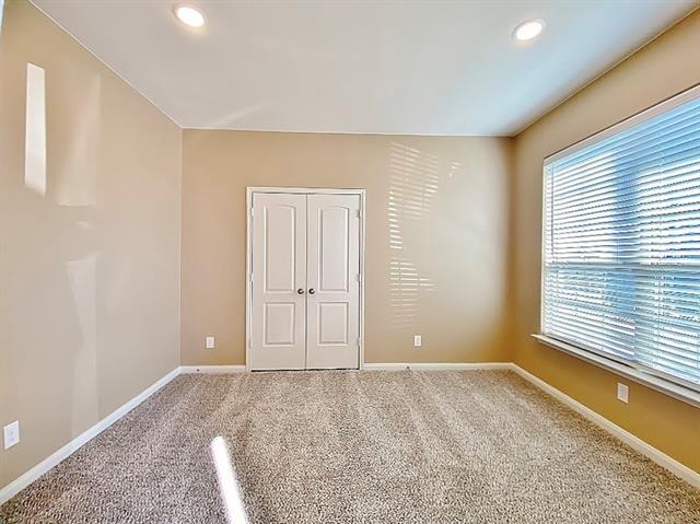 Building Photo - 918 Primrose Dr