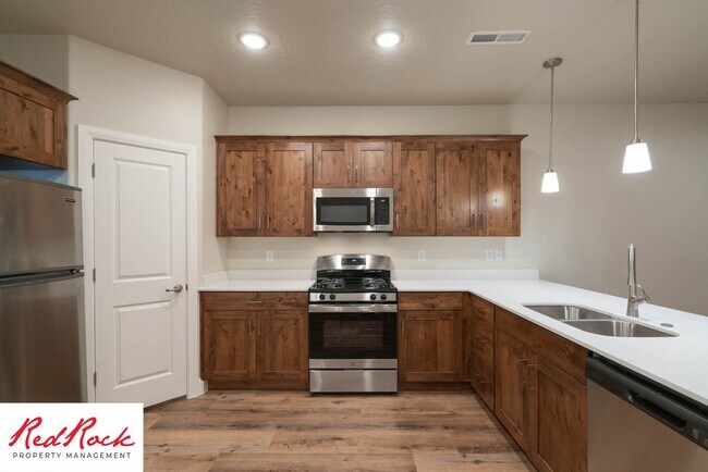 Building Photo - Newer Townhome in Hurricane Heights