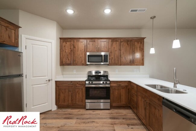 Building Photo - Spacious 4 Bedroom Townhome in Hurricane Heights!
