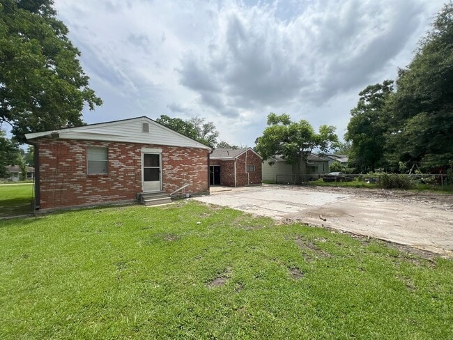 Building Photo - 4 bedroom, 2 bathroom home located in Bato...