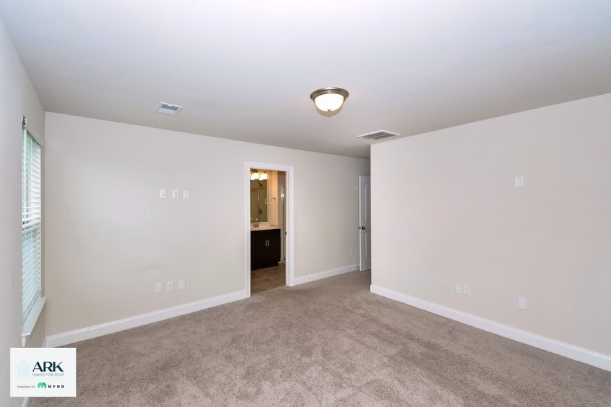 Building Photo - 831 Holland Ct