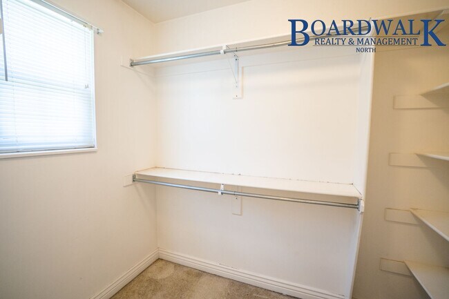 Building Photo - 4 Bed Home in Quiet S. Weber Neighborhood Near Park