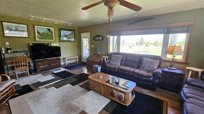 Building Photo - Losleben- House with large yard fully furnished Available Nov 1st - May 31st