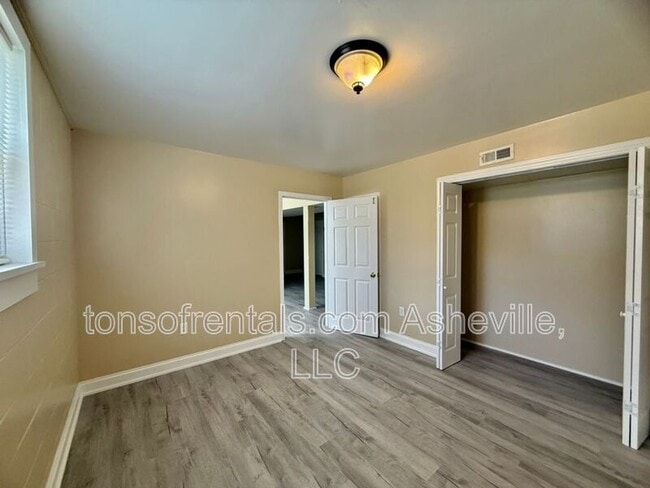 Building Photo - 161 Dogwood Dr