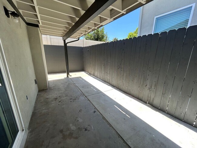 Building Photo - 5 Rooms (4BR + Den)