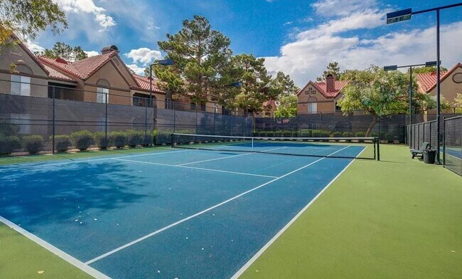 Building Photo - RESORT STYLE LIVING!