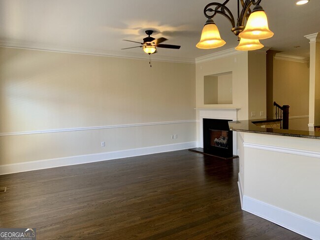 Building Photo - 5460 Glenridge View NE