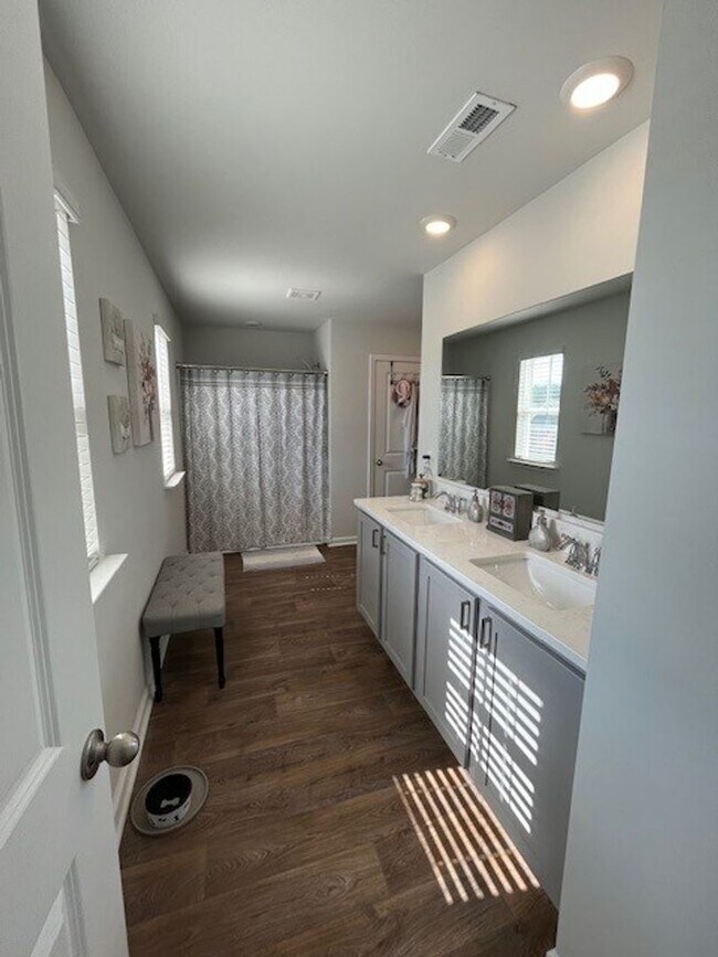 Building Photo - Discover this spacious 4-bedroom, 2.5-bath home in Winnabow, NC