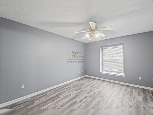 Building Photo - "Charming Lenexa Townhouse: Spacious 2-Bed Retreat with Finished Basement & Gleaming Hardwood Flo...